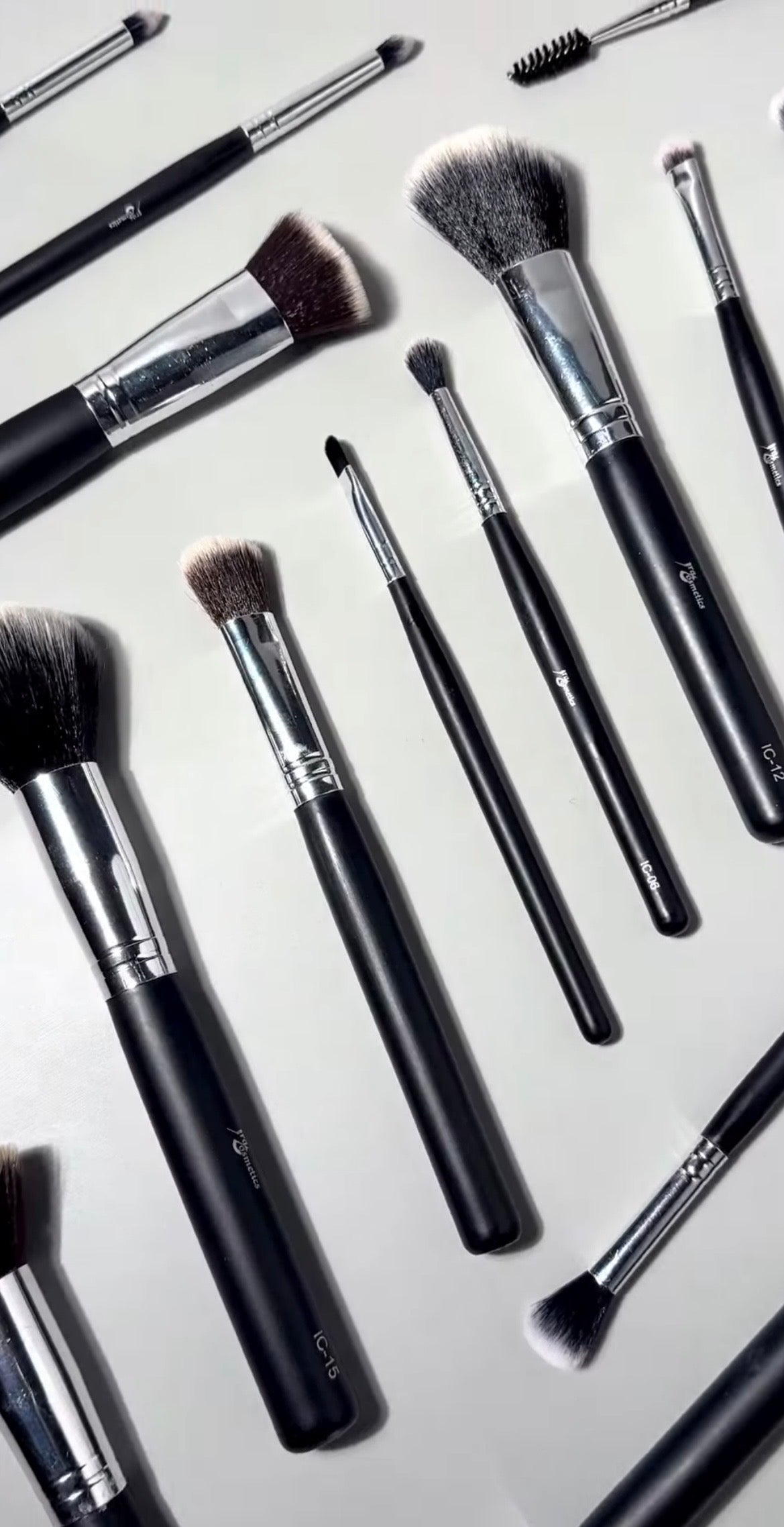 16-Piece Complete Professional Makeup Brush Set with Travel Pouch