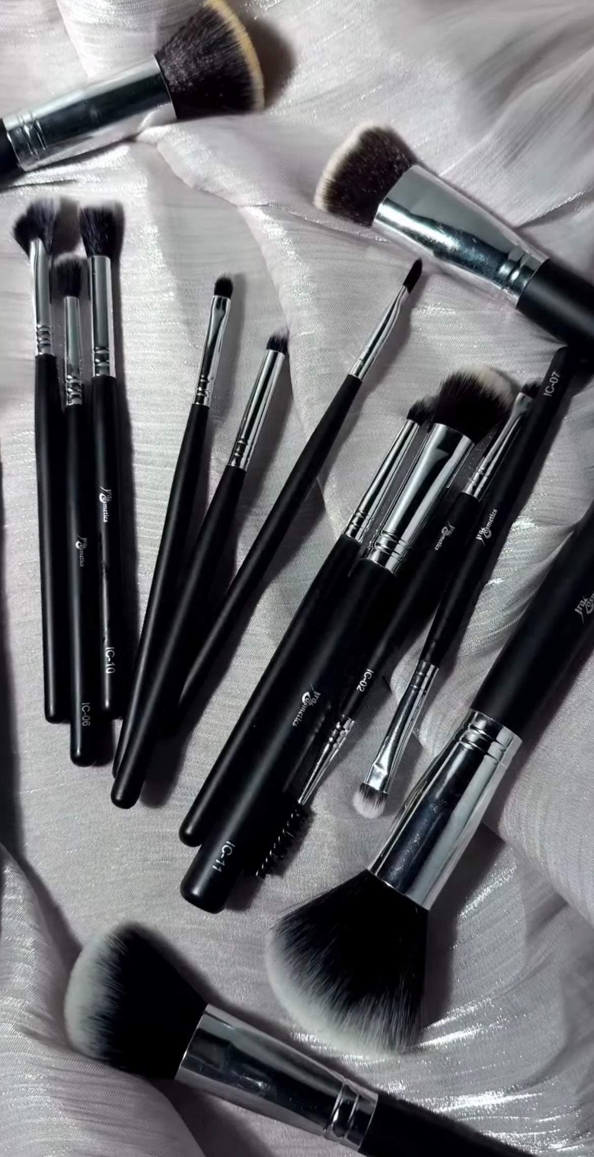 16-Piece Complete Professional Makeup Brush Set with Travel Pouch